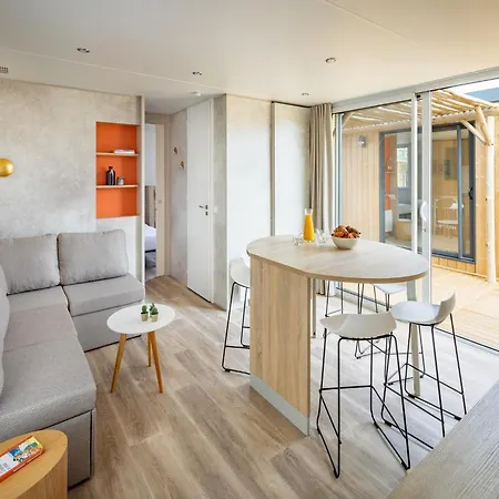 Chalet Beautiful With Three Bathrooms, In A Park, 1 5 Km From The *